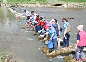 국가유공자환경운동본부 포천시직할회, 포천천서 ‘미꾸라지 방류행사’ 가져