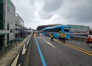 수원역 환승센터서 버스 대 버스 추돌사고... 승객 7명 부상