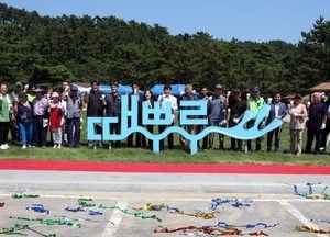 문경복 군수, 몽돌 소리·낙조 매력 ‘소야도 때뿌루해수욕장 야영장’ 준공 소식 전해