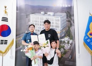 음식물 걸려 기도 막힌 80대 노인, 자율방범대원이 응급처치로 살려내
