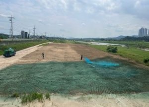 이천시, SK 관로공사로 파헤쳐진 복하천 둔치 "꽃으로 물들인다"