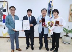 정장선 평택시장, 국방부장관 대신해 ‘6·25전쟁 故 김창열 무공훈장’ 유족에게 전수
