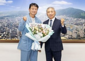 윤환 계양구청장, '금의환향' 국대 박성수 감독에 축하와 격려