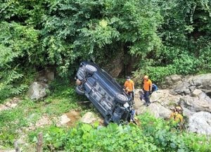 광주 우산천서 차량 추락사고...50대 여성 운전자 등 2명 중상