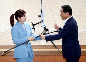 유정복 시장, 올림픽 여자 양궁 단체전 10연패 대기록 활 기증 받아