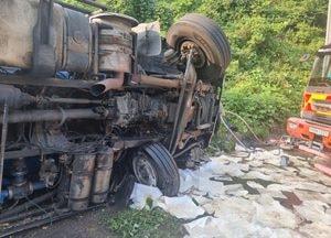 가평 야산서 15톤 탱크로리 넘어져 화학물 유출...방제 완료