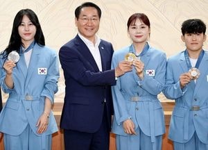 유정복 인천시장, 파리올림픽서 10연패 기록한 '활' 기증받아