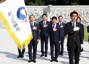 김진경 의장, 국립대전현충원 참배 “희생정신 되새기며 자치분권 강화에 힘쓸 것”