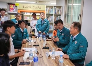 이상민 장관, 인천서구 청라 아파트 화재 현장 방문… 피해 주민 위로