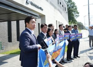 김용만 더불어민주당 국회의원 등 14명, 김형석 독립기념관장 임명 진상규명을 위한 독립기념관 항의방문
