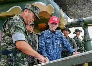 이국종 국군대전병원장, 해병 제2사단 격오지 도서 방문