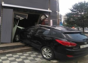 김포서 차량 상가로 돌진사고...60대 여성 운전자 부상