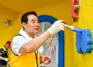 백영현 포천시장, 주말 이용 "아이돌봄 시설 ‘포천애봄 365’ 찾아 도색 봉사"
