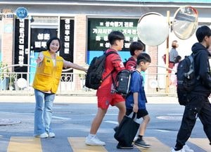 양평군의회, 양평초교 개학 첫날 등굣길 교통지도 봉사 실시