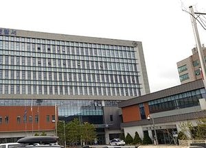 달리던 택시서 뛰어내리고 출동 경찰관 폭행한 40대