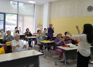 "어르신들 활력 찾아요" 이천시립 효양도서관 ‘2024 시니어 스쿨’ 운영
