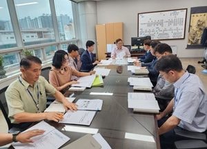 용인특례시, 녹조 확산 기흥저수지 "부유물 제거·녹조 제거제 추가 살포 방침"