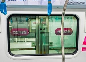 인천교통공사, 도시철도 전 역사 승강장안전문에 역명표지 설치… 하차역 지나치는 불편 해소