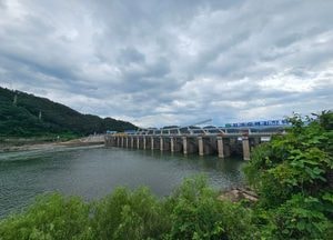 수문 한 곳만 개방 '조용한 팔당댐'