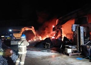 화성 재활용 공장서 새벽 불...인피 없이, 건물 2동·재활용품 전소