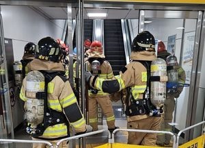 수원 매교역 지상연결 에스컬레이터서 흰색 연기...7번 출구 폐쇄