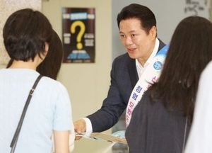 최대호 안양시장, 직원 출근길에 ‘반부패·청렴 실천 캠페인’ 펼쳐