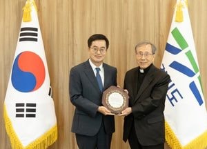 선감학원 피해지원 노력으로 인권의학연구소 감사패 받은 김동연 지사