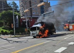 남양주서 신호대기 5톤 트럭에 불, 인명피해 없어