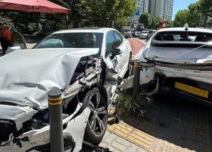 부천 원미구 교차로서 택시-승용차 충돌사고... 5명 부상