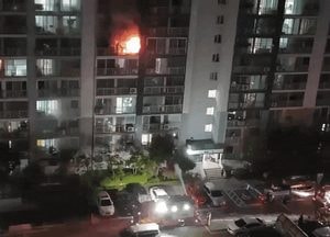 [영상] 고양 행신동 아파트서 불, 4명 연기흡입 부상