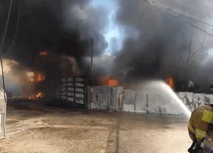 [영상] 화성 접착제 생산 공장서 불, 경화제 소분 작업 중 폭발 사고