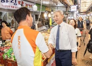 윤환 계양구청장 "물가 안정 등 행정적인 노력에 최선을 다하겠다”…전통시장 방문