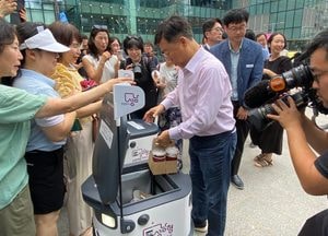 '아아 9잔 주문했더니 척척 배달' 성남시, 지자체 최초로 도심형 자율주행 로봇배달 서비스 개시