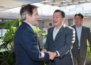 손잡은 고양·수원 특례시장...'과도한 규제 이제 그만'
