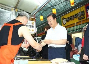 김성제 의왕시장 추석맞이 전통시장 장보기 행사 진행