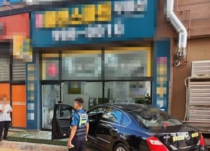 김포서 상가로 차량돌진사고, 인명피해 없어