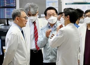 유정복 인천시장, 연휴 마지막날 응급의료현장 점검