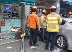 용인서 70대 운전 승용차 '행인과 편의점 잇따라 충돌'....50대 여성 경상