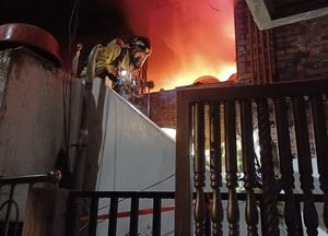 부천 원미구 다세대주택서 새벽 불, 60대 남성 부상