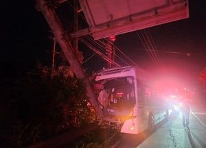 파주서 버스가 도로표지판 기둥 들이받아 8명 중경상