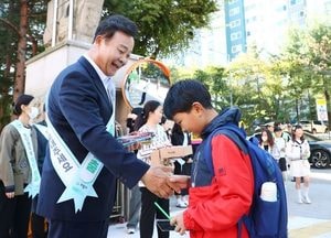 김성제 의왕시장 ‘아이 먼저’ 어린이 교통안전 캠페인 참석