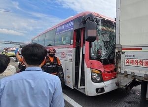 김포, 수도권제1순환고속도로서 4중 추돌사고....버스 승객 11명 경상