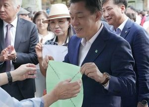 수원시 주민자치박람회 체험부스 방문한 이재준 수원시장