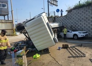김포서 대형 살수차 도로 아래로 추락....60대 운전자 부상