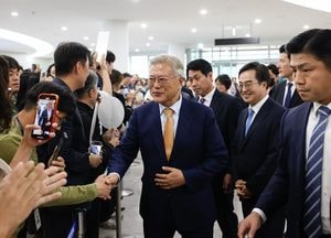 문재인 전 대통령, 경기도청 찾아가 김동연과 회동
