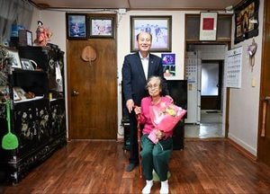 박형덕 동두천시장, 100세 어르신께 장수지팡이 '청려장' 전달