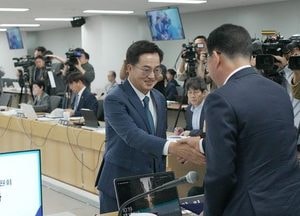 신정훈 행안위원장과 악수하는 김동연 경기도지사