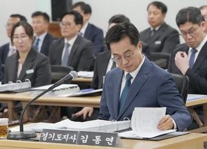 “경기도국감 예상질의는”…답변자료 검토하는 김동연 경기도지사