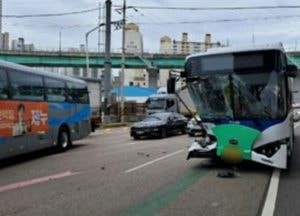 용인 신갈톨게이트 인근서 시내버스 등 4중추돌…7명 부상