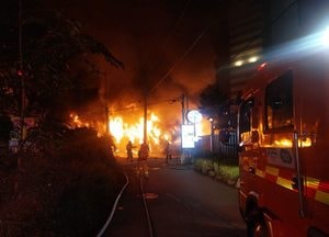 화성 보통리 식자재 창고서 불...인명피해 없어
